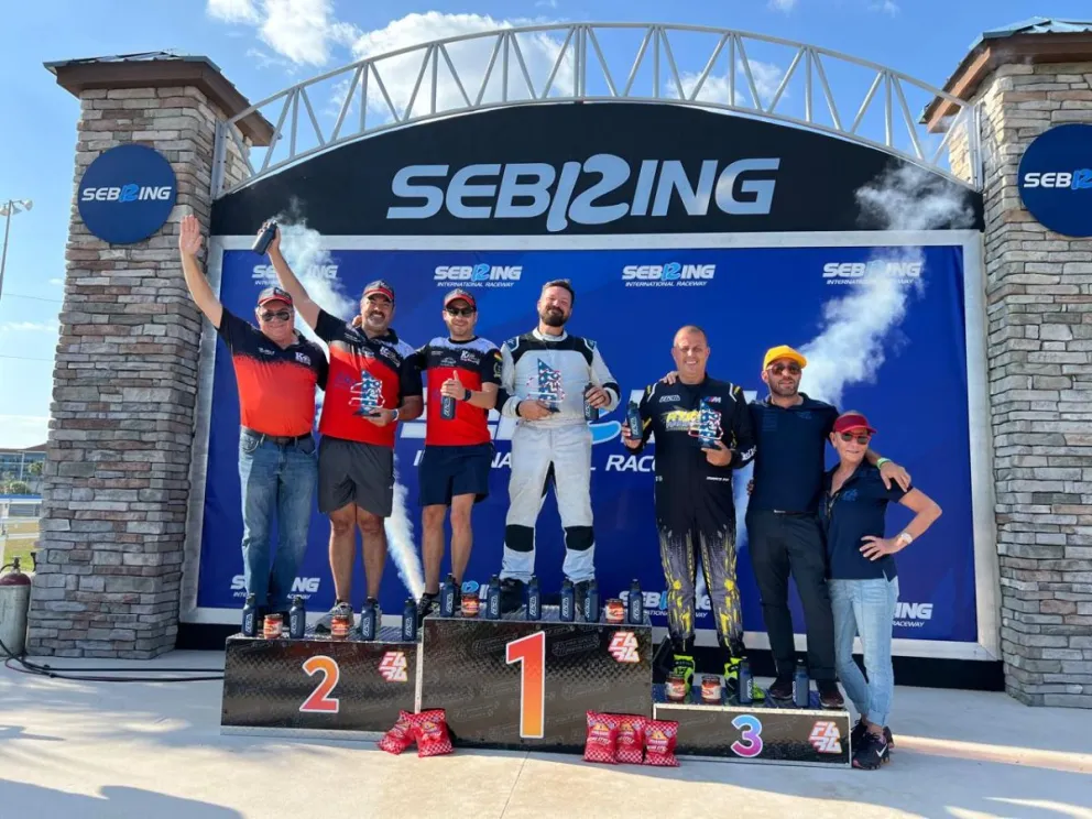 El BRT (de rojo) en el podio de premiación. Foto: Bolivia Racing Team.