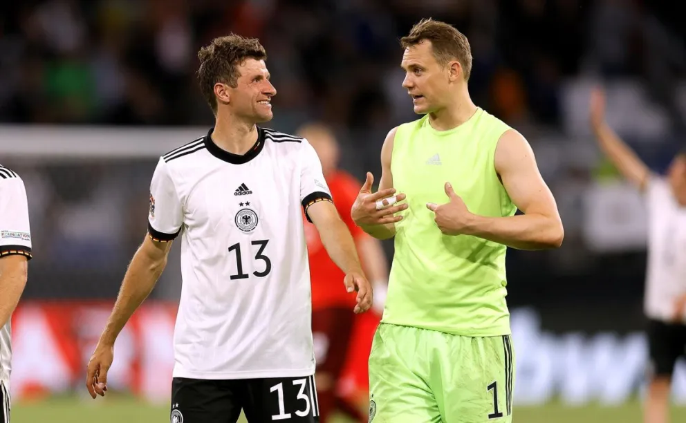 Muller conversa con el golero alemán Neuer, tras uno de los partidos de su seleccionado. Foto EFE