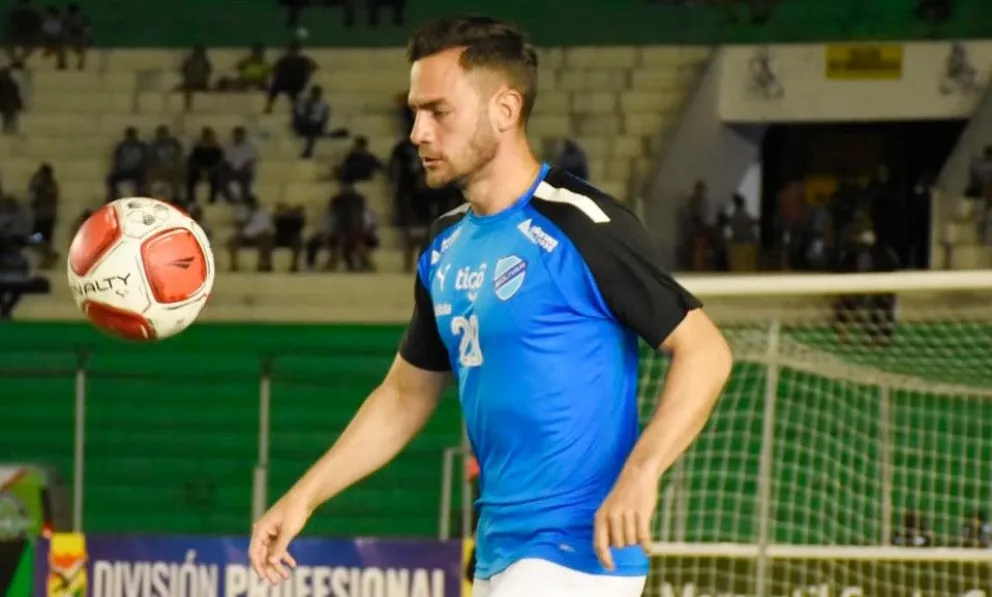 Fernando Saucedo en la previa de un partido de la Academia. Foto Club Bolívar. 