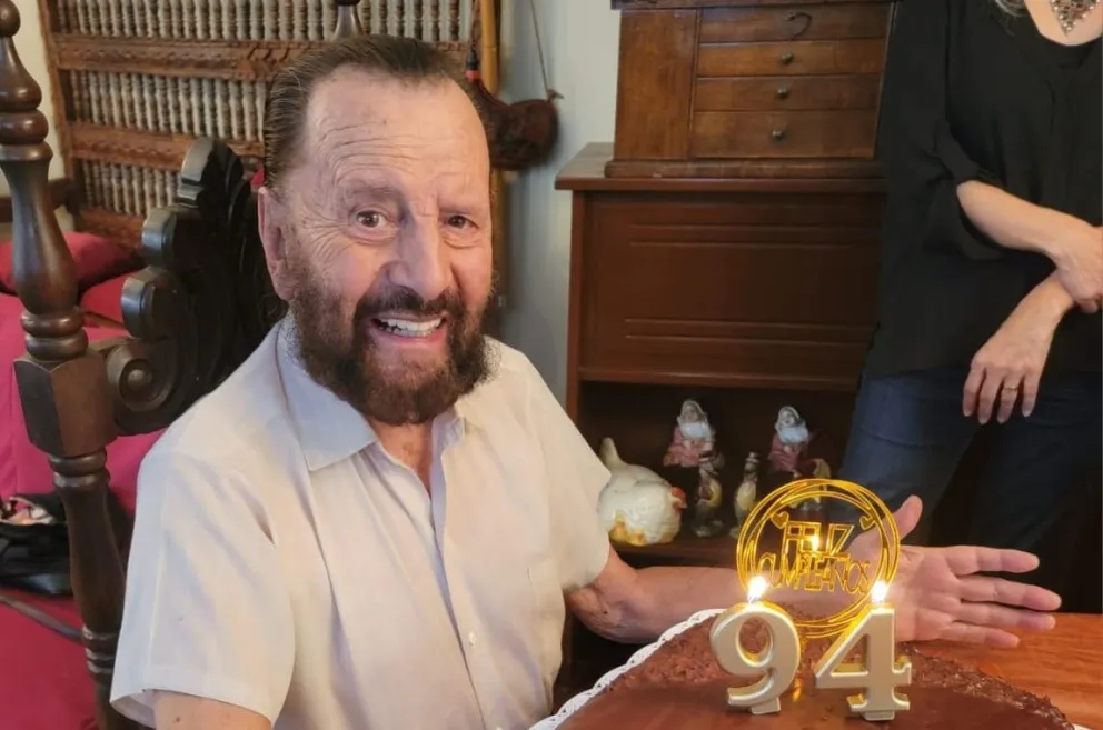 El músico en una postal de cuando cumplió 94 años. Foto: Facebook de Gastón Paz