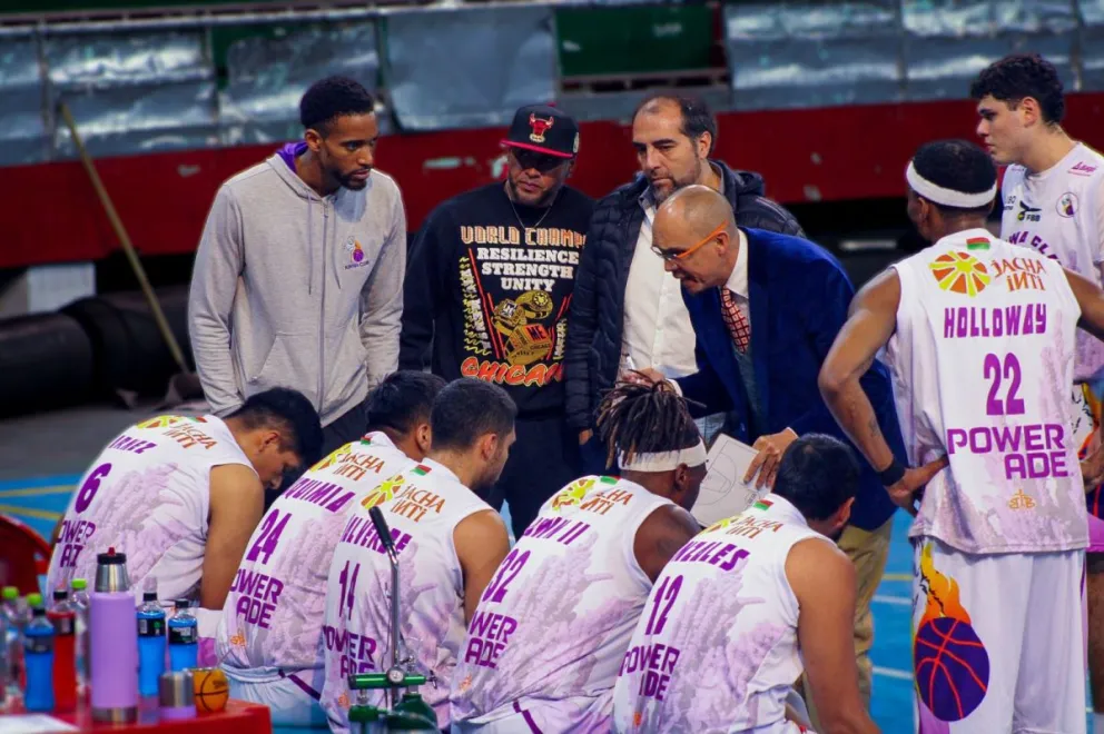 Jugadores de Kinwa reciben instrucciones de su entrenador en un partido. Foto: Kinwa Club.