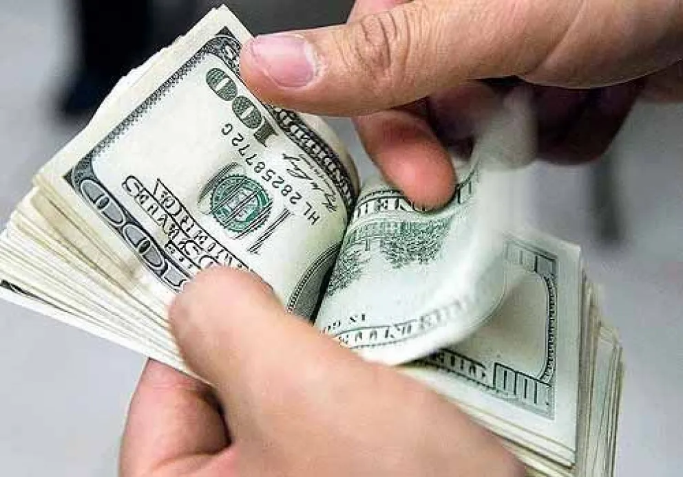 Una persona cuenta dólares. Foto: ABI (ilustrativa)