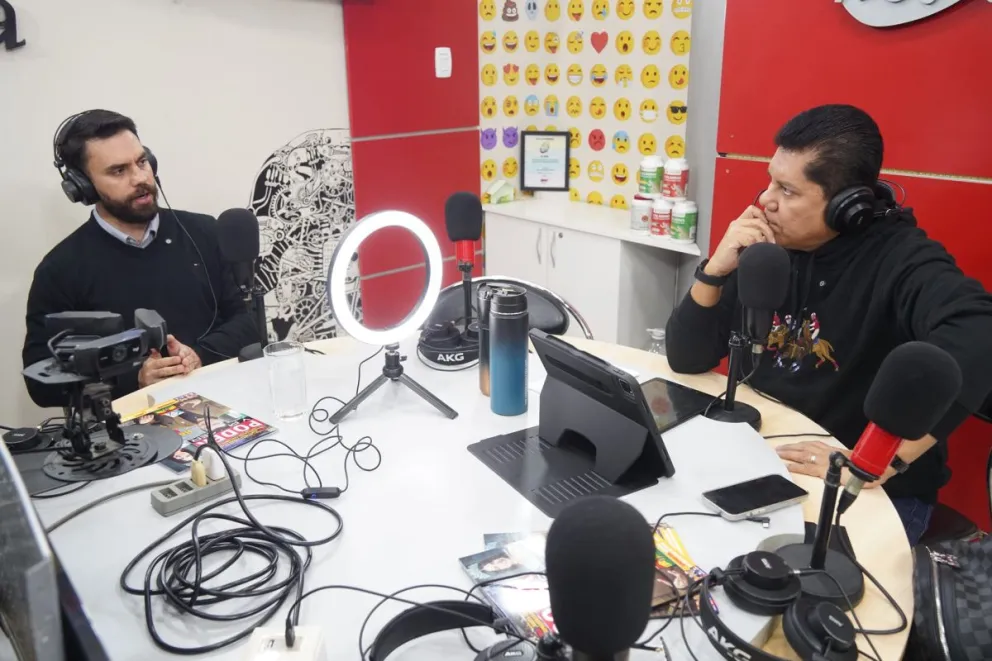 El ministro de Gobierno, en entrevista con el periodista José Pomacusi, en Santa Cruz, esta mañana. Foto: Eduardo Del Castillo (Facebook)