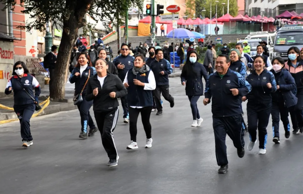Un grupo de trabajadores trota en una calle de La Paz. Foto: Ministerio de Educación (archivo)