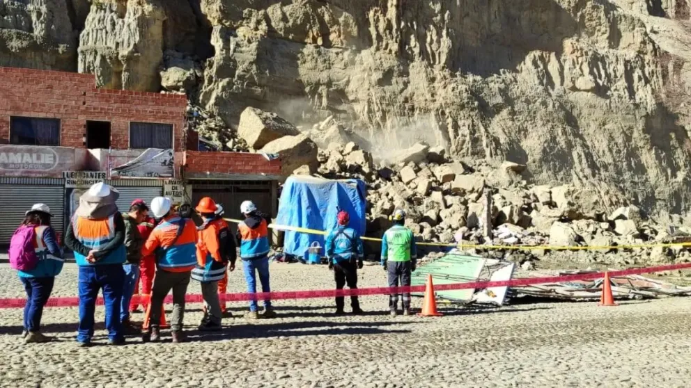 Funcionarios municipales observan la zona afectada por el derrumbe.    FOTO: GAMLP