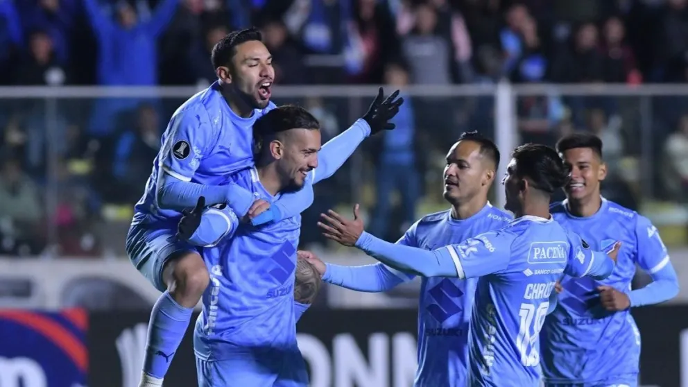 Da Costa (segundo desde la izquierda) celebra su gol con sus compañeros. Foto: APG.