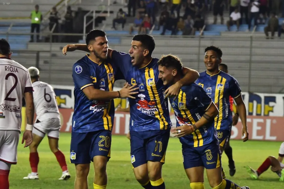 Jugadores del Delfín festejan la sufrida victoria sobre Real Tomayapo. Foto: APG