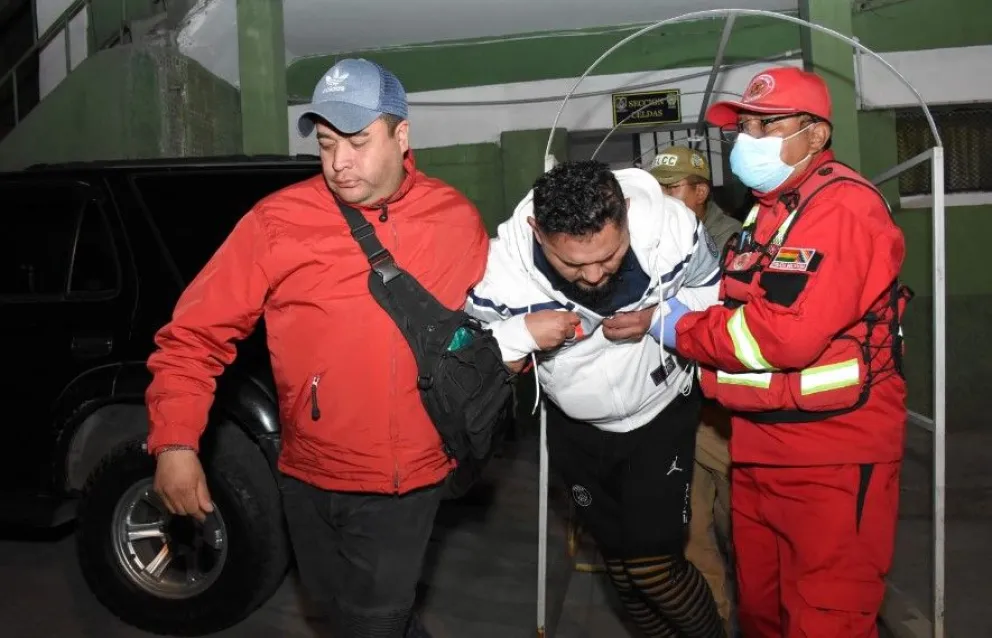 El traslado de Harold Lora, quien sufrió una descompensación en su audiencia, a un hospital paceño. Foto: APG