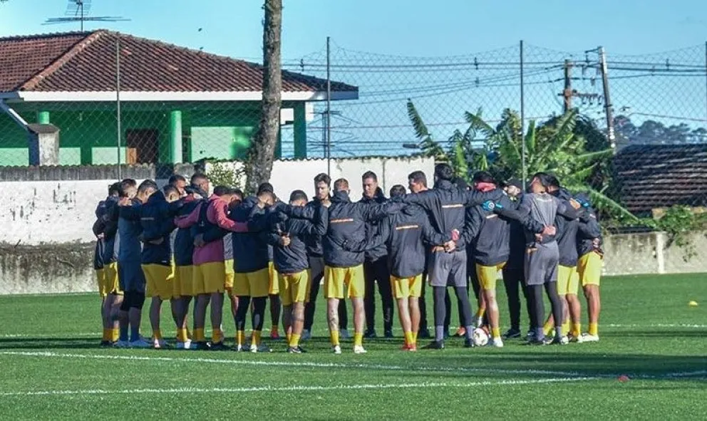 Jugadores y cuerpo técnico de The Strongest antes de iniciar su entrenamiento en Curitiba. Foto: club The Strongest