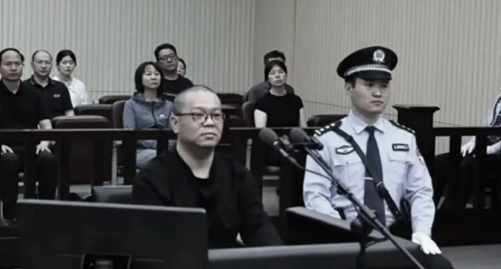  El sentenciado, Bai Tianhui, en una corte. Foto: Dimsum Daily