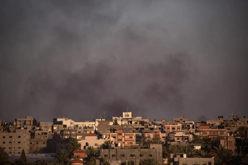 Humo tras un ataque aéreo israelí en Rafah, sur de la Franja de Gaza, en una fotografía de archivo. Foto: EFE