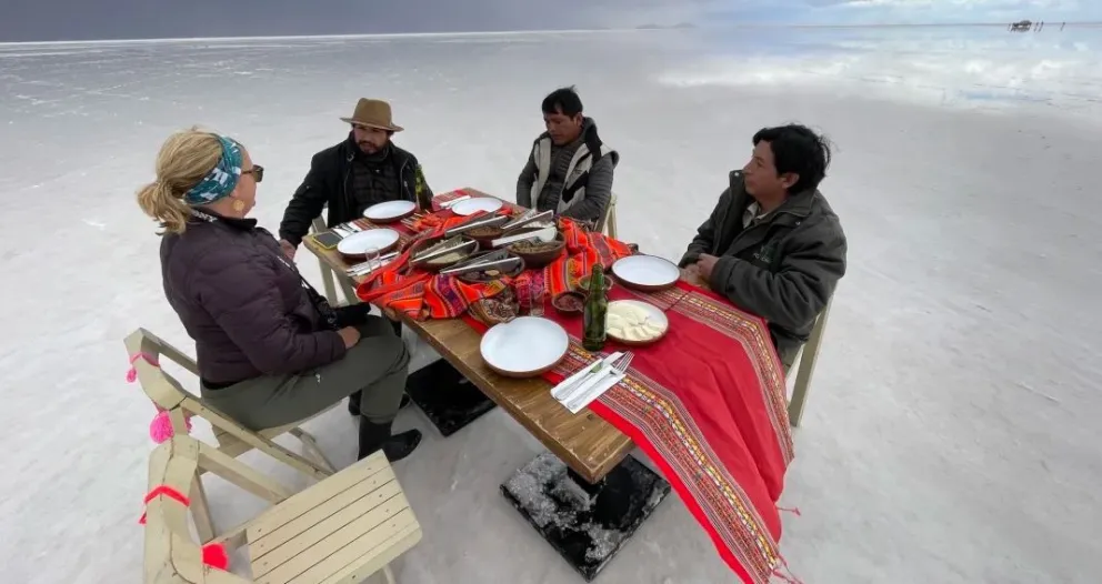 Almuerzo en el Salar de Uyuni, atendido por el restaurante Tika. Foto: Joe Yogerst