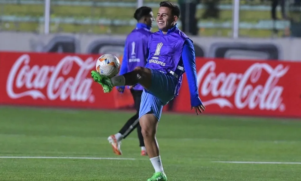 Henry Vaca durante el ingreso en calor previo al partido de Bolívar con Palestino del martes. Foto: APG.