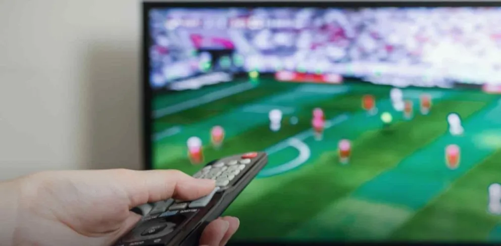 Imagen referencial de una transmisión de fútbol por televisión. Foto: 2playbook.com