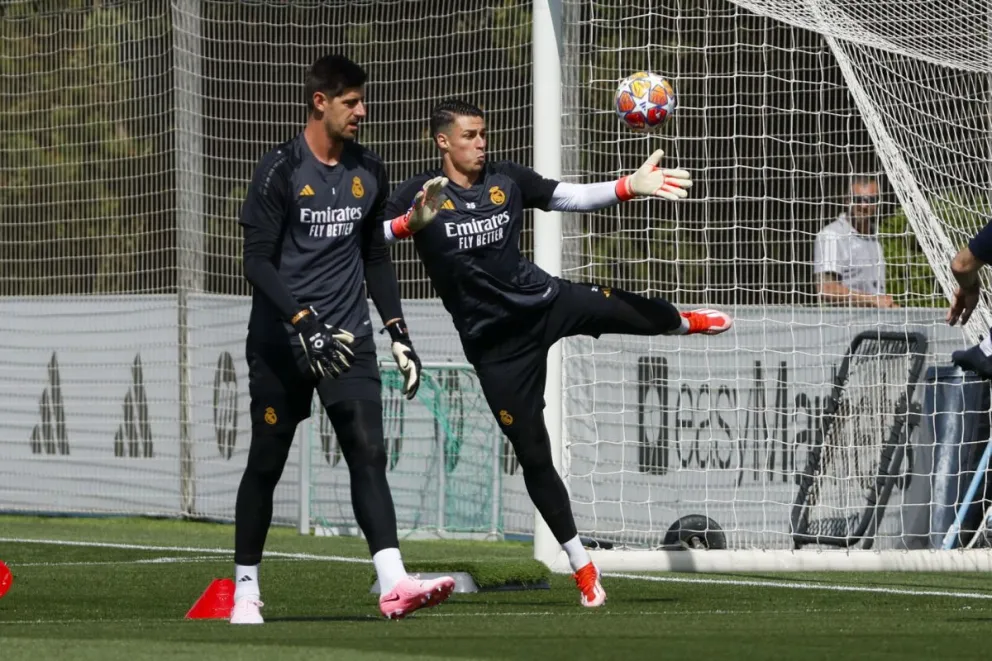 Courtois y Kepa en el entrenamiento del Real Madrid que se alista para la final. Foto EFE