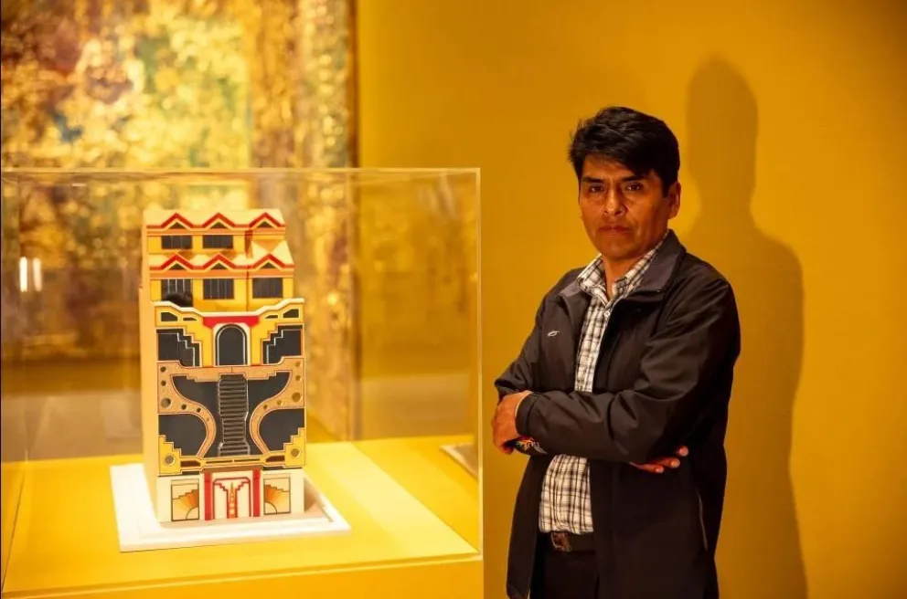 El arquitecto junto a un cholet en la bienal. Foto: biennaleofsydney.art