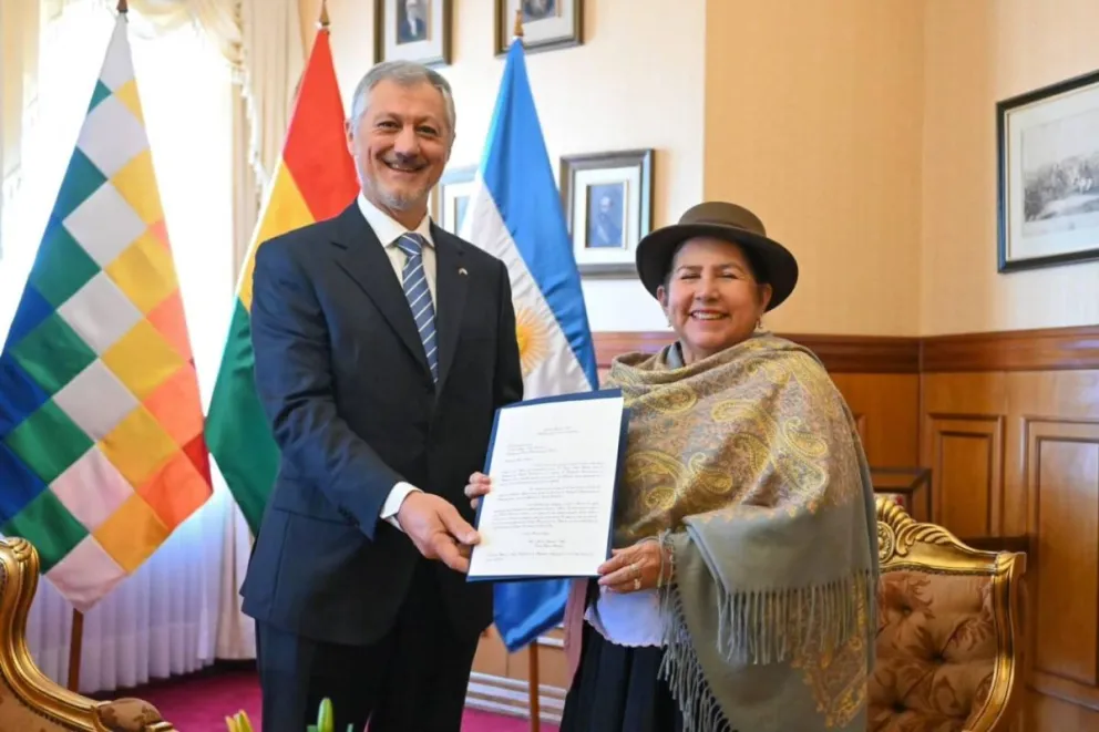 El embajador Massoni junto a la canciller del país, Celinda Sosa. Foto: Embajada de Argentina en Bolivia
