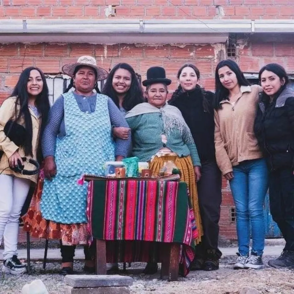El equipo de trabajo y las protagonistas del documental. Foto:  Alianza por la Solidaridad