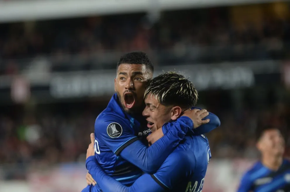 Los chilenos celebran el cuarto gol con el que vencieron a Estudiantes. Foto: Huachipato