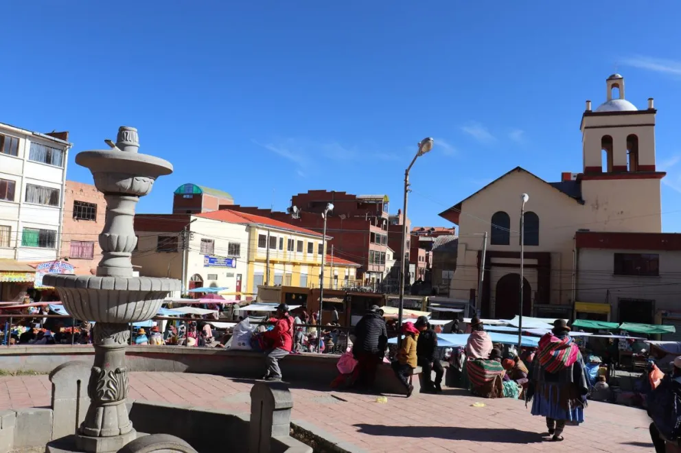 Una imagen de la plaza principal del municipio de Achacachi. Foto: RRSS