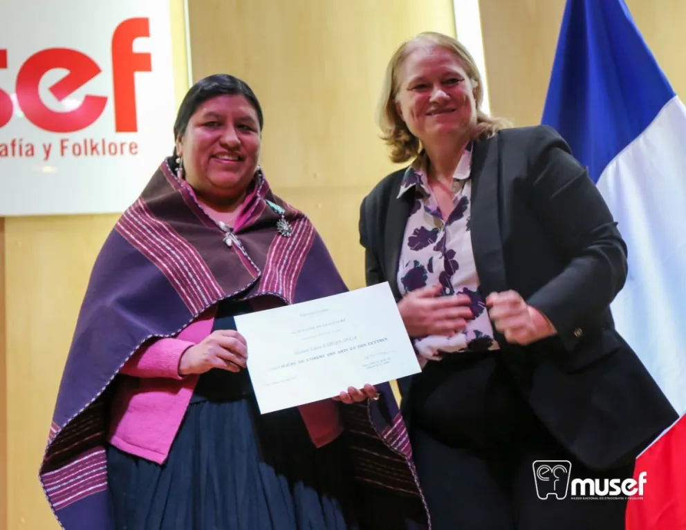 Elvira Espejo recibe el nombramiento de la embajadora Hélène Ross.  FOTO: FCBCB