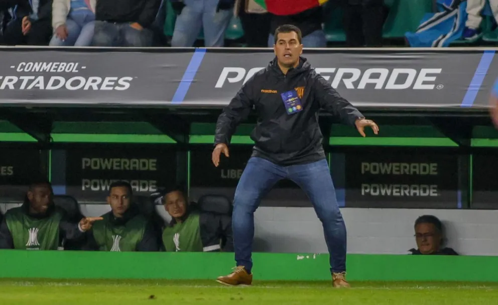 El técnico atigrado ismael Rescalvo da instrucciones a sus jugadores durante el cotejo con Gremio. Foto: APG