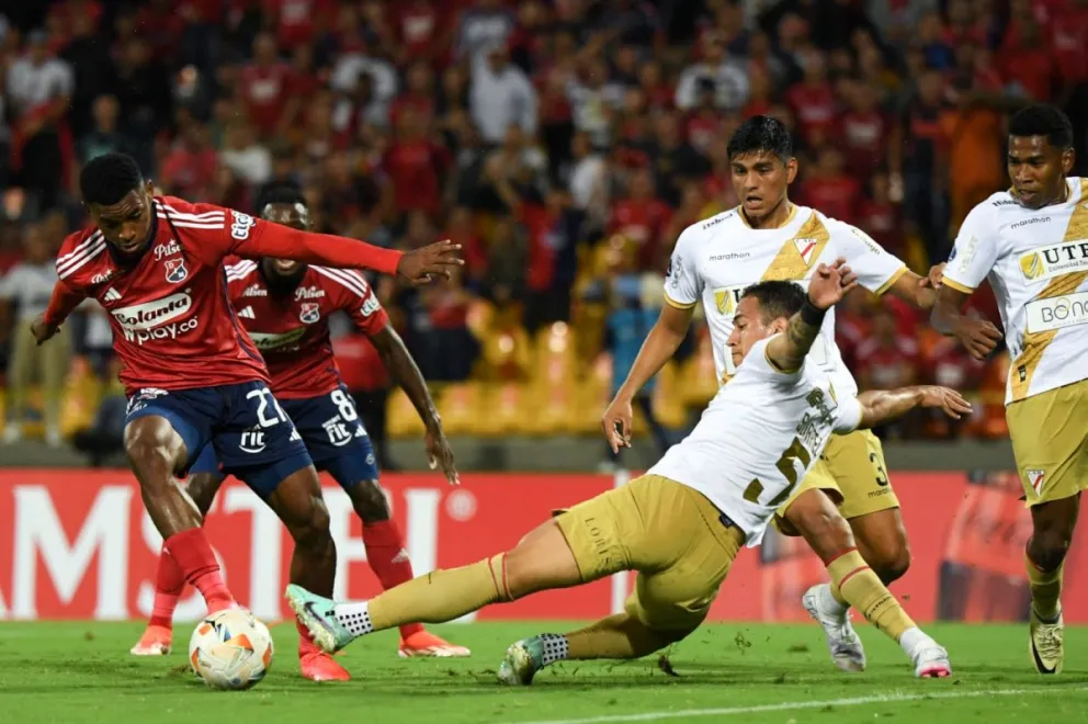 Marcelo Suárez intenta frenar la arremetida de su rival colombiano, esta noche. Foto Conmebol