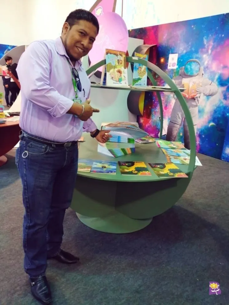 Uno de los expositores de la FIL Cruceña, durante la preparación del evento. FOTO: Cámara Departamental del Libro de Santa Cruz