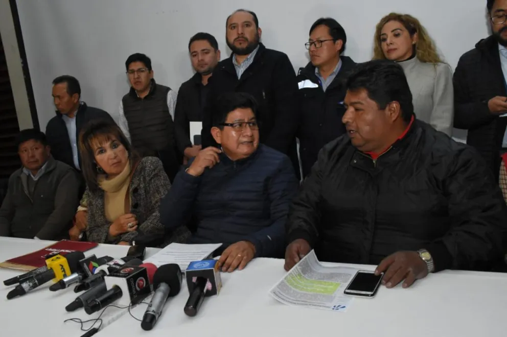 Gobierno y dirigentes del transporte de carga pesada brindan conferencia de prensa al término del diálogo. Foto: APG