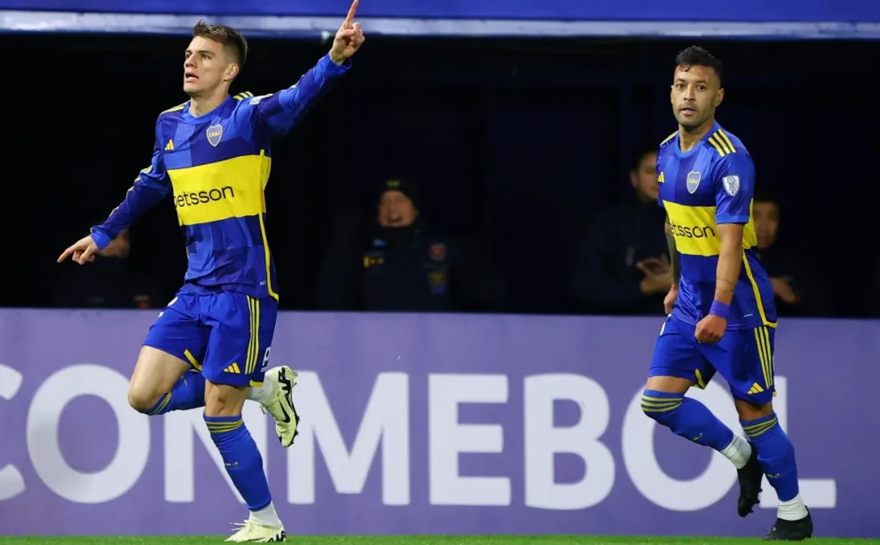Kevin Zenón (izq.) celebra su gol, el primero de Boca ante Nacional. Foto: Conmebol.