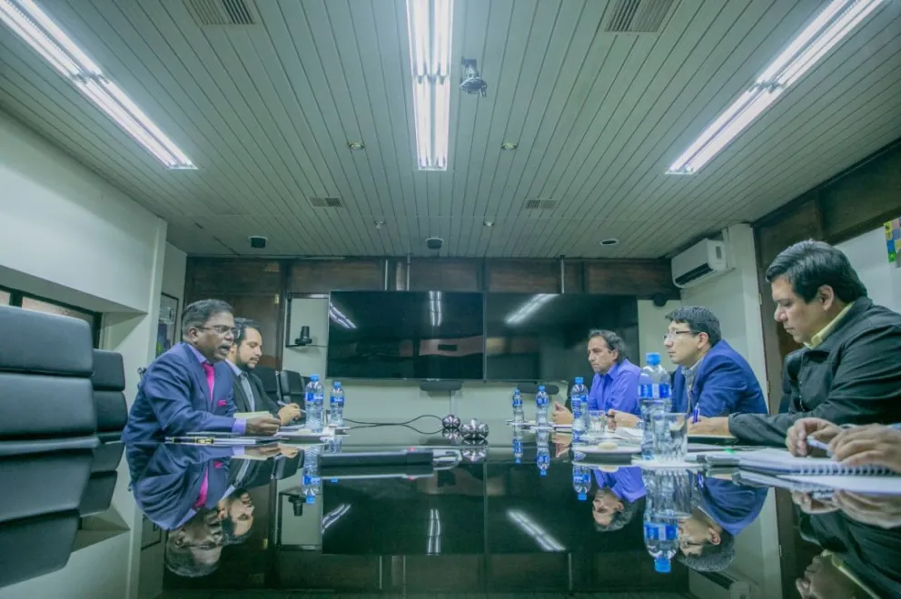 El ministro de Hidrocarburos, Franklin Molina, en la reunión con el Embajador de la India para Perú y Bolivia, Sr. Vishvas Vidu Sapkal. Foto: Cuenta X de la autoridad