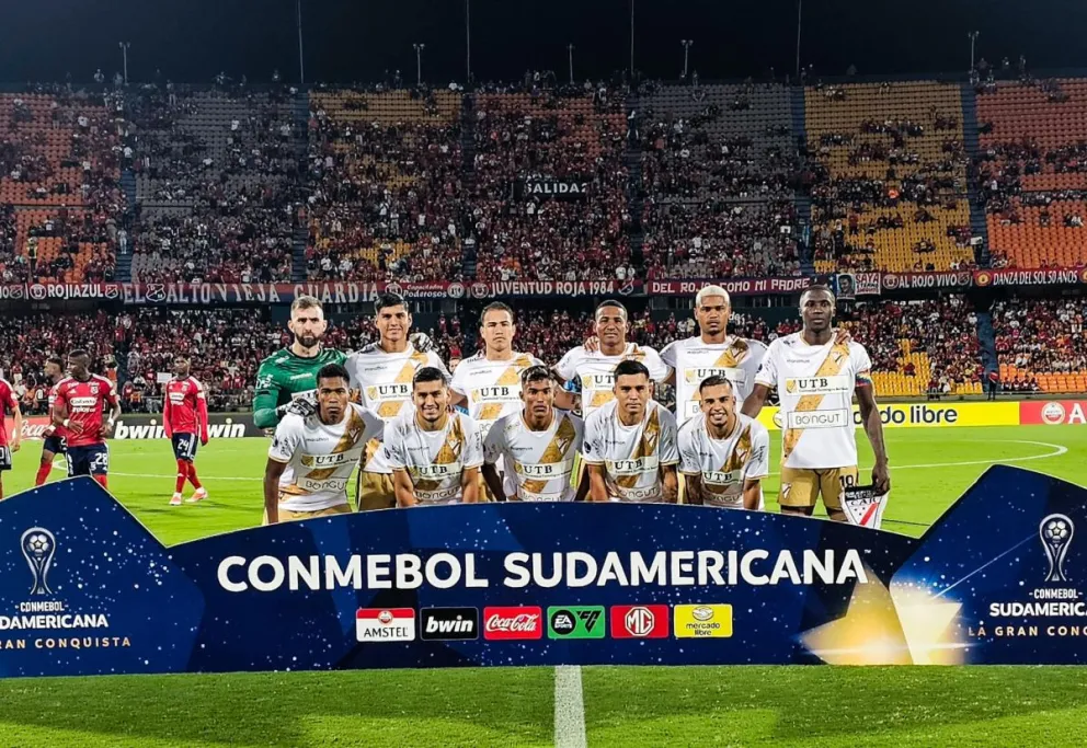El primer plantel que jugó con el DIM en el último partido de la Sudamericana. Foto Always Ready