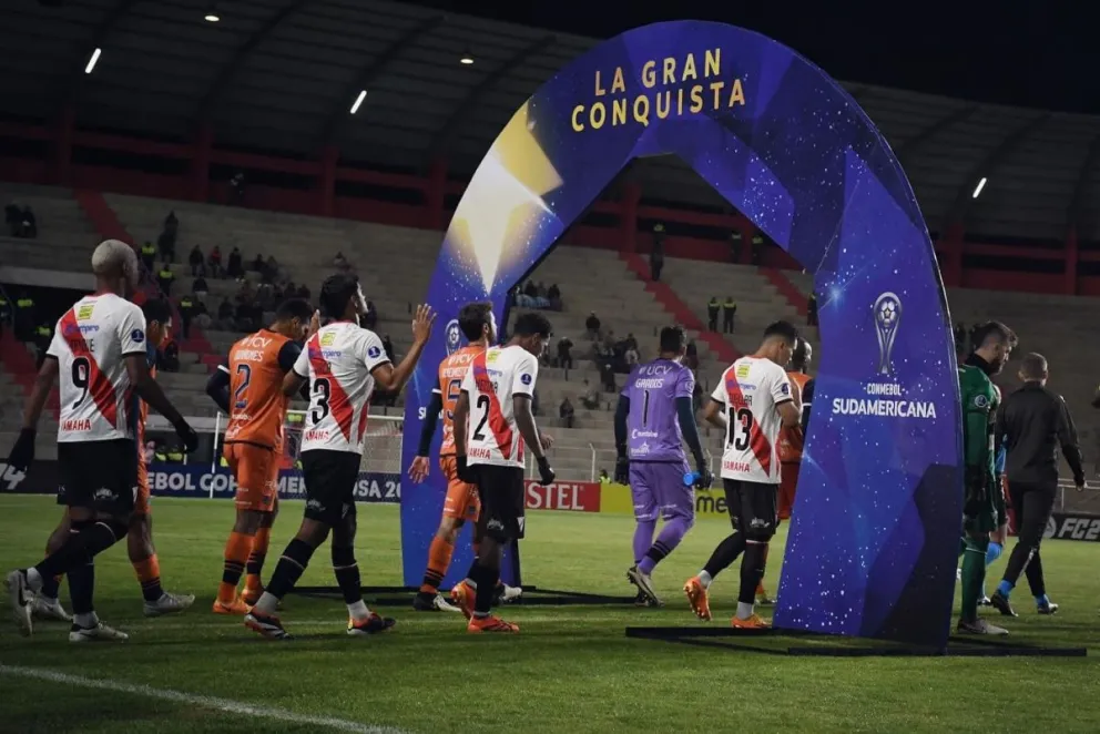 Los jugadores de Always minutos antes de un partido de la Sudamericana. Foto: Club Always Ready.
