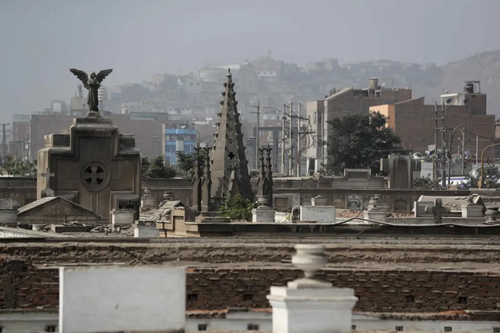 Foto de una obra en el techo de un mausoleo al interior del Cementerio General de Lima Presbítero Maestro, el 29 de mayo de 2024 en Lima (Perú). Foto: EFE