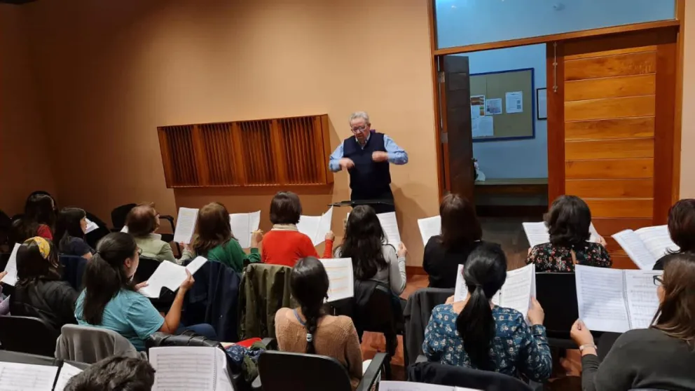 Ramiro Soriano dirige al coro en un ensayo.    FOTO: Coral Nova