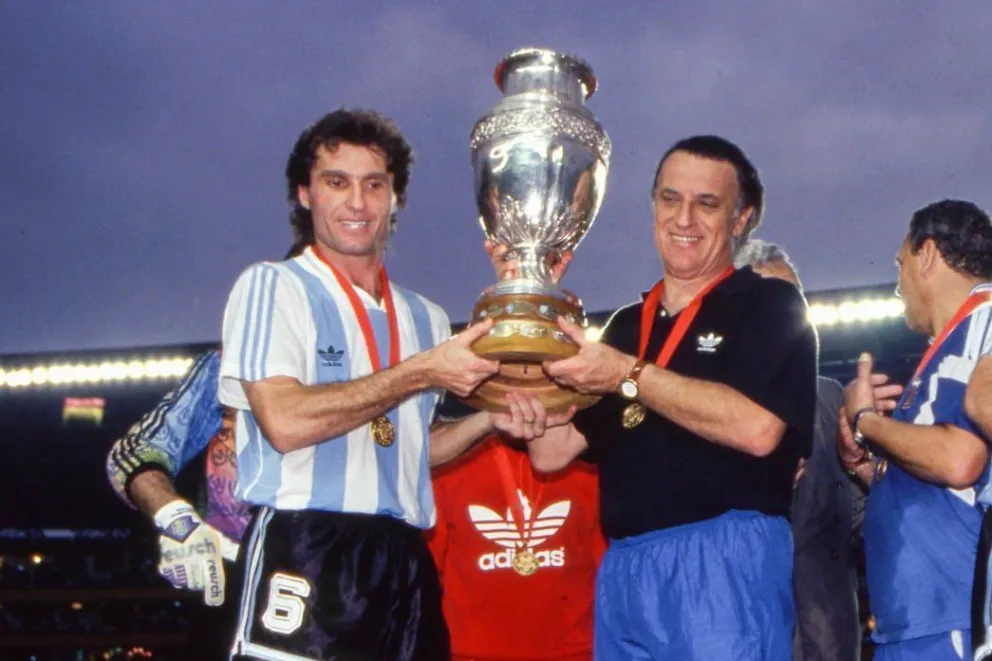 Óscar Ruggeri y Alfio Basile levantan el trofeo luego de la final que se jugó en 1993. Foto: ESPN