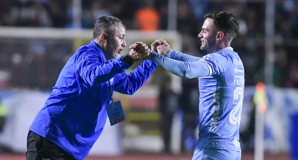 Robatto (izq.) con Saucedo durante el partido con el chileno Palestino. Foto: APG.