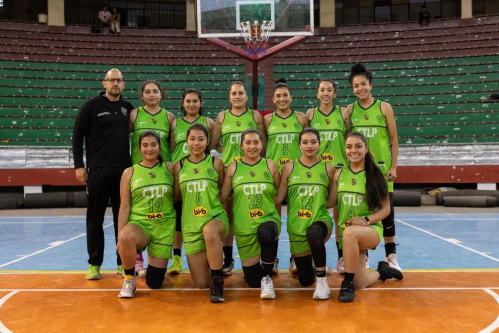 El equipo femenino en el coliseo cerrado Julio Borelli Viterito. Foto: CTLP.