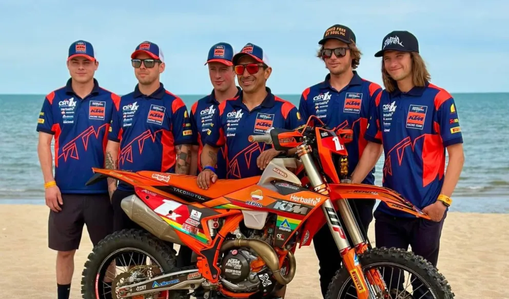 Salvatierra (centro) junto a su equipo de competencia. Foto: Prensa Salvatierra.