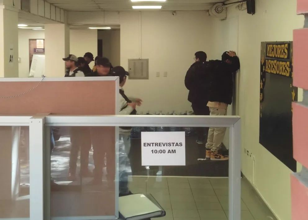  La Policía y Fiscalía durante una de las intervenciones  para desarticular la red de ciberestafa más grande del país. Foto APG.