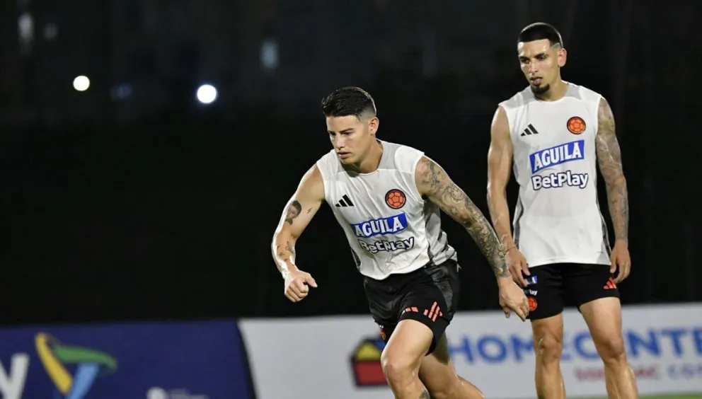 Rodríguez (izq.) durante la práctica de su selección. Foto: FCF.