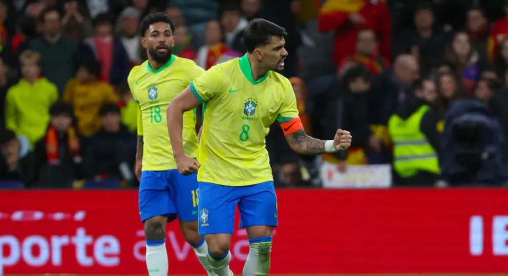 Lucas Paquetá (8) con la casaca de la selección brasileña. Foto: EFE.