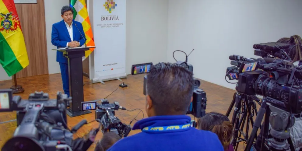 El ministro de Obras Públicas, Edgar Montaño, explica las obras del aeropuerto de Tarija. Foto: Ministerio de Obras Públicas.