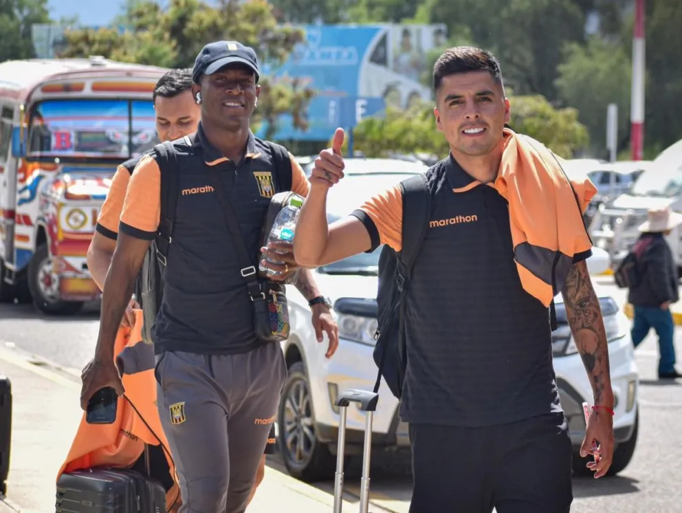 Leonel López, con el pulgar en alto, y metros atrás Bryan Angulo en un viaje anterior del platel. Foto: club The Strongest