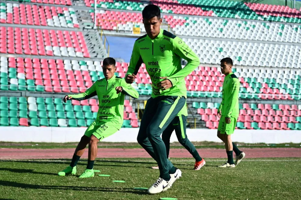 Sebastián Álvarez, defensor de Oriente, en plena tarea física en el estadio Tahuichi. Foto: FBF