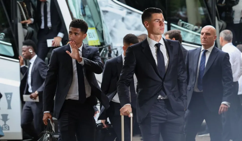 Los jugadores del Real Madrid Jude Bellingham (izq.) y Kepa Arrizabalaga en su llegada a Londres. Foto: EFE.