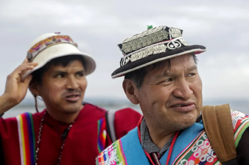 El representante de la nación Qhara Qhara ante la CIDH, tata Samuel Flores Cruz (i) y el representante de la nación Qhara Qhara, Zenobio Fernández, asisten a un acto en Colombia. Foto: EFE