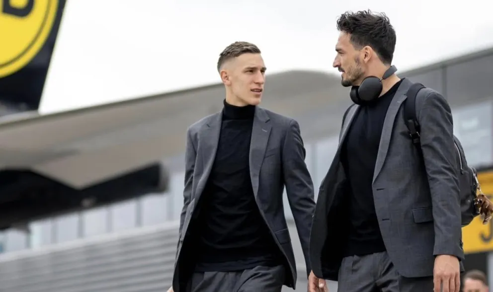 Jugadores del club alemán antes de subir a su avión rumbo a Londres. Foto: Borussia Dortmund.