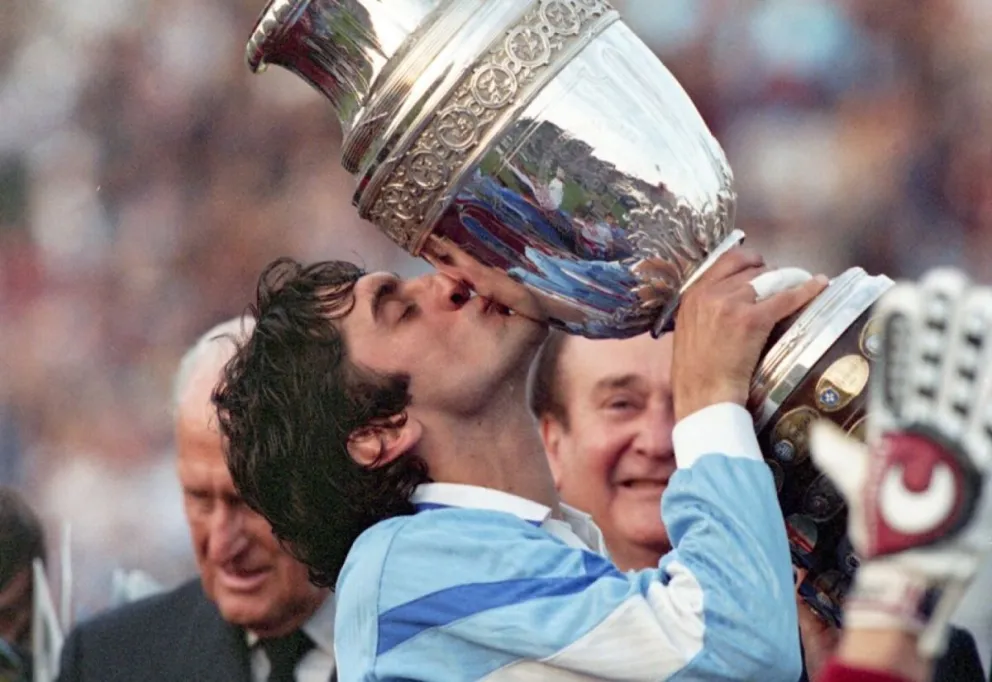 Francescoli besa el trofeo en la ceremonia de premiación de la Copa América de 1995. Foto: El País