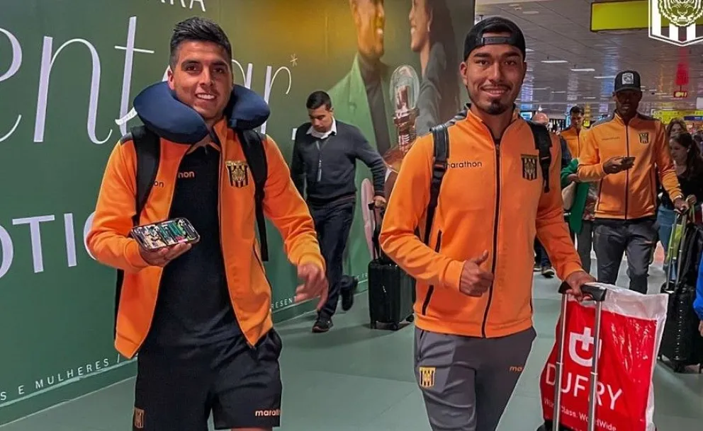 Leonel López, Víctor Cuéllar y metros atrás Marc Enoumba durante el viaje de ida. Foto: club The Strongest